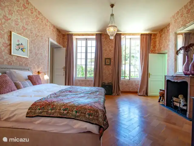 Chateau Gites Escudes en Francia, Tarn-et-Garonne, Vigueron - casa de campo / castillo Suite de flores de dormitorio