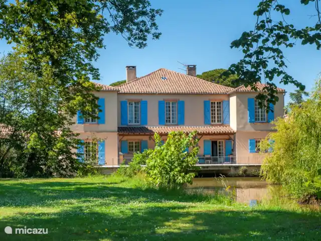 Chateau Gites Escudes en Francia, Tarn-et-Garonne, Vigueron - casa de campo / castillo Parte trasera del castillo con estanque