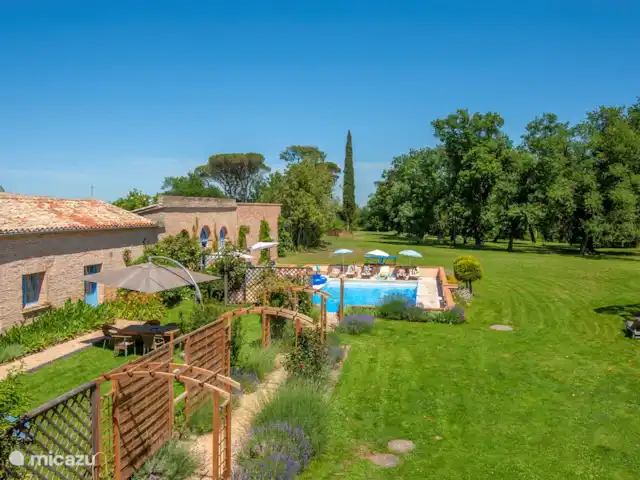Chateau Gites Escudes en Francia, Tarn-et-Garonne, Vigueron - casa de campo / castillo Vista desde el castillo en la piscina