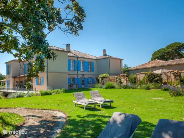 Chateau Gites Escudes en Francia, Tarn-et-Garonne, Vigueron - casa de campo / castillo Vista lateral del castillo
