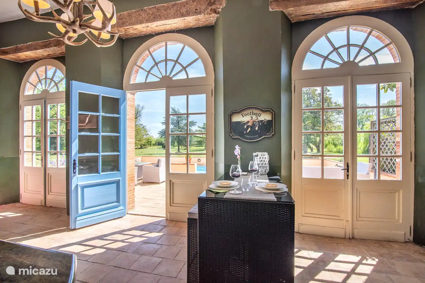 View poolbar/kitchen