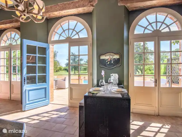 Chateau Gites Escudes en Francia, Tarn-et-Garonne, Vigueron - casa de campo / castillo Ver el bar/cocina de la piscina