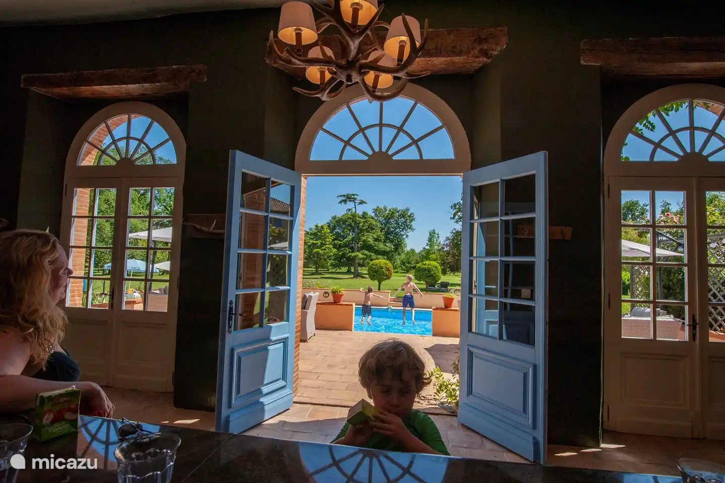 uitzicht pool bar / keuken