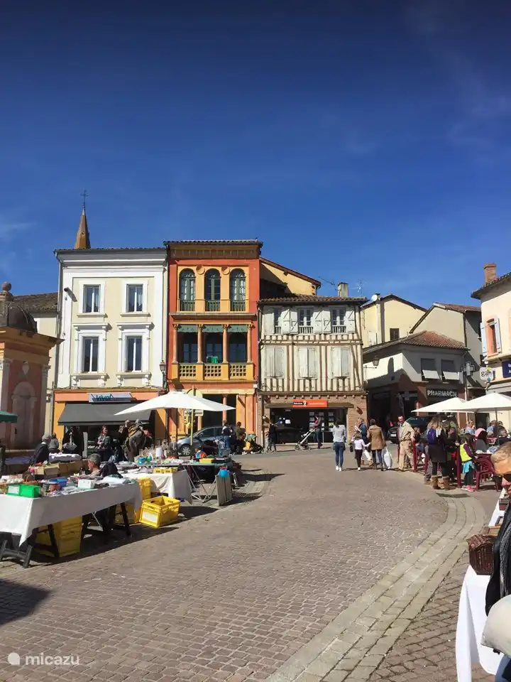 Rommelmarkt op zondag in Solomiac