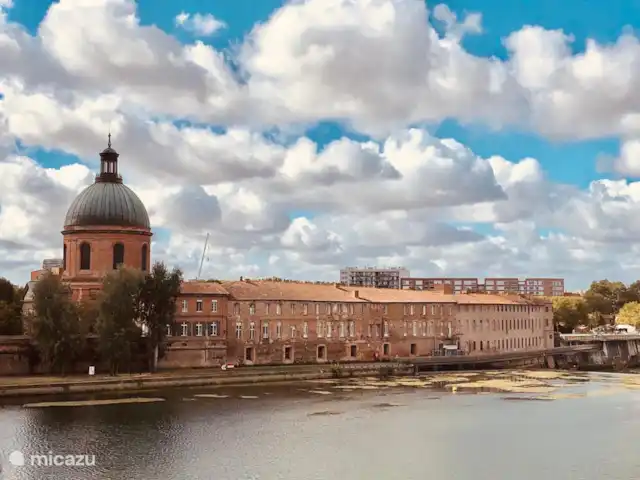 Chateau Gites Escudes en Francia, Tarn-et-Garonne, Vigueron - casa de campo / castillo Toulouse durante un paseo en bicicleta por la ciudad.