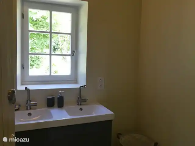 Conciergerie | France, Gers, Mauroux - gîte / cottage double vasque dans la salle de bain spacieuse
