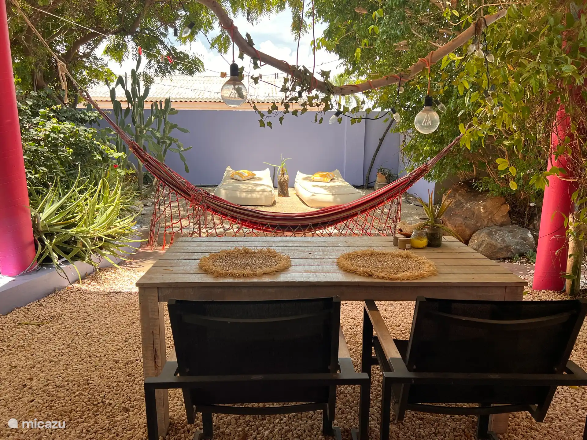 Relájese en su propio porche tropical con una brisa refrescante, rodeado de vegetación. Disfrute del aire libre en la hamaca, el lugar perfecto para relajarse después de un día en la playa.