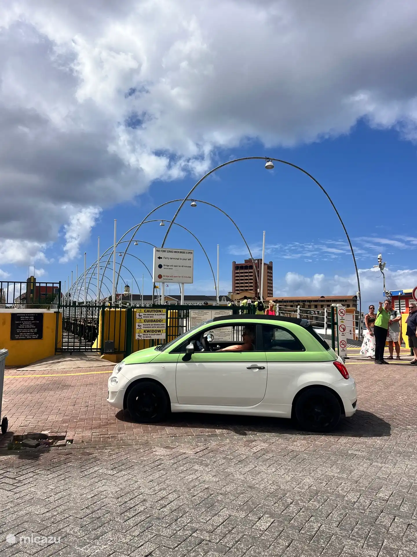 Bij Tropical Breeze verhuren we hele leuke auto's om Curacao nog beter te ontdekken. Vraag bij het boeken naar de prijzen.