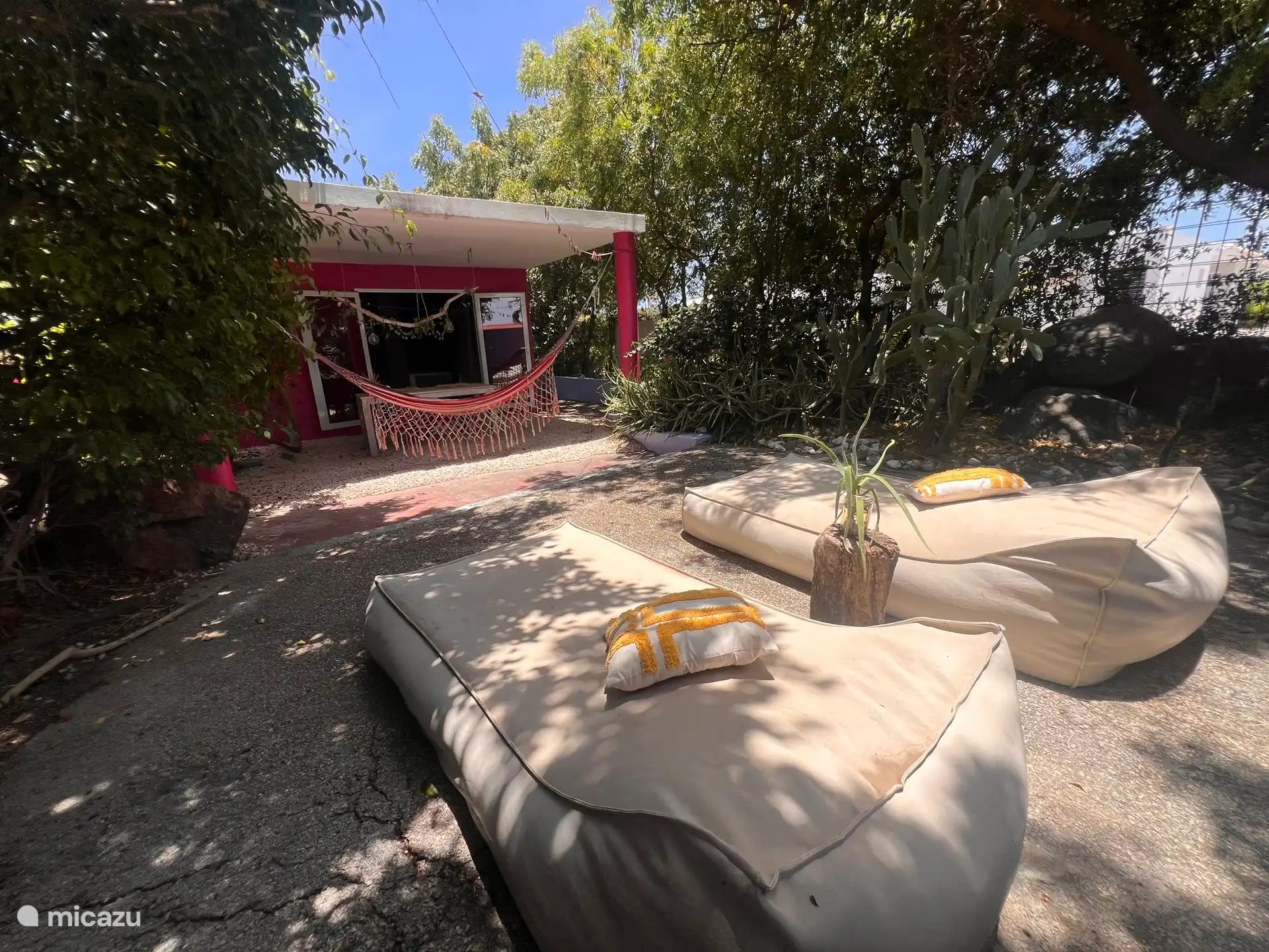 El estudio tiene un hermoso jardín con mucha privacidad, todas las mañanas te despiertas con el sonido de los pájaros. 