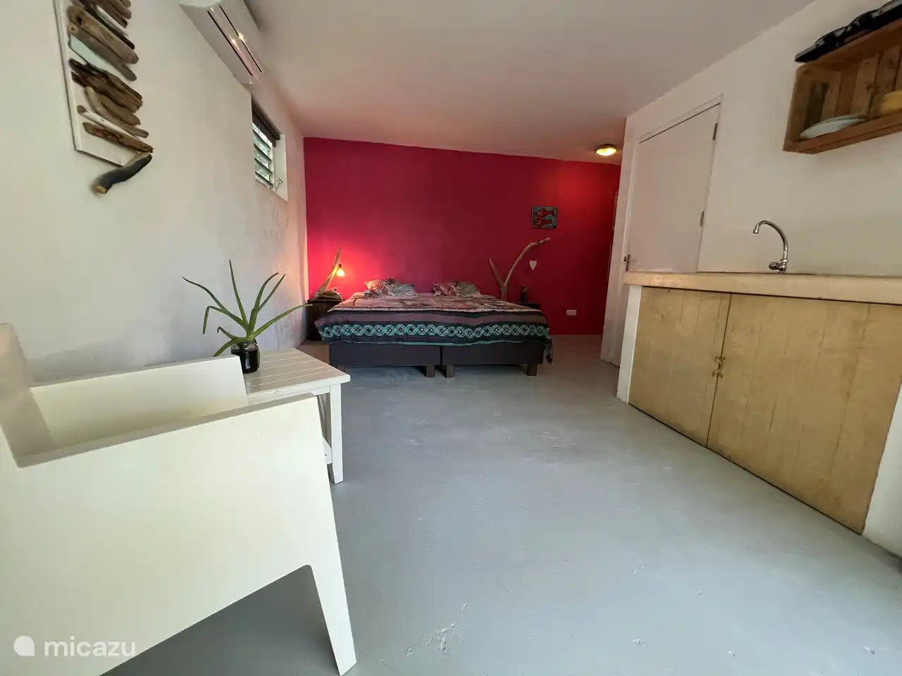 Dentro del estudio Maravillosamente fresco y de estilo tropical. Con cocina americana y aire acondicionado. El porche exterior es la sala de estar 