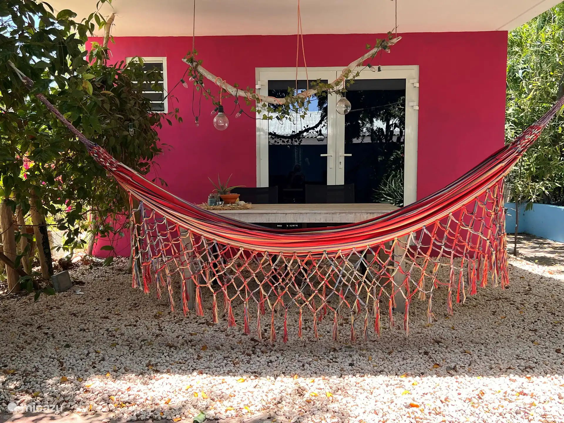 Dentro del estudio Maravillosamente fresco y de estilo tropical. Con cocina americana y aire acondicionado. El porche exterior es la sala de estar 