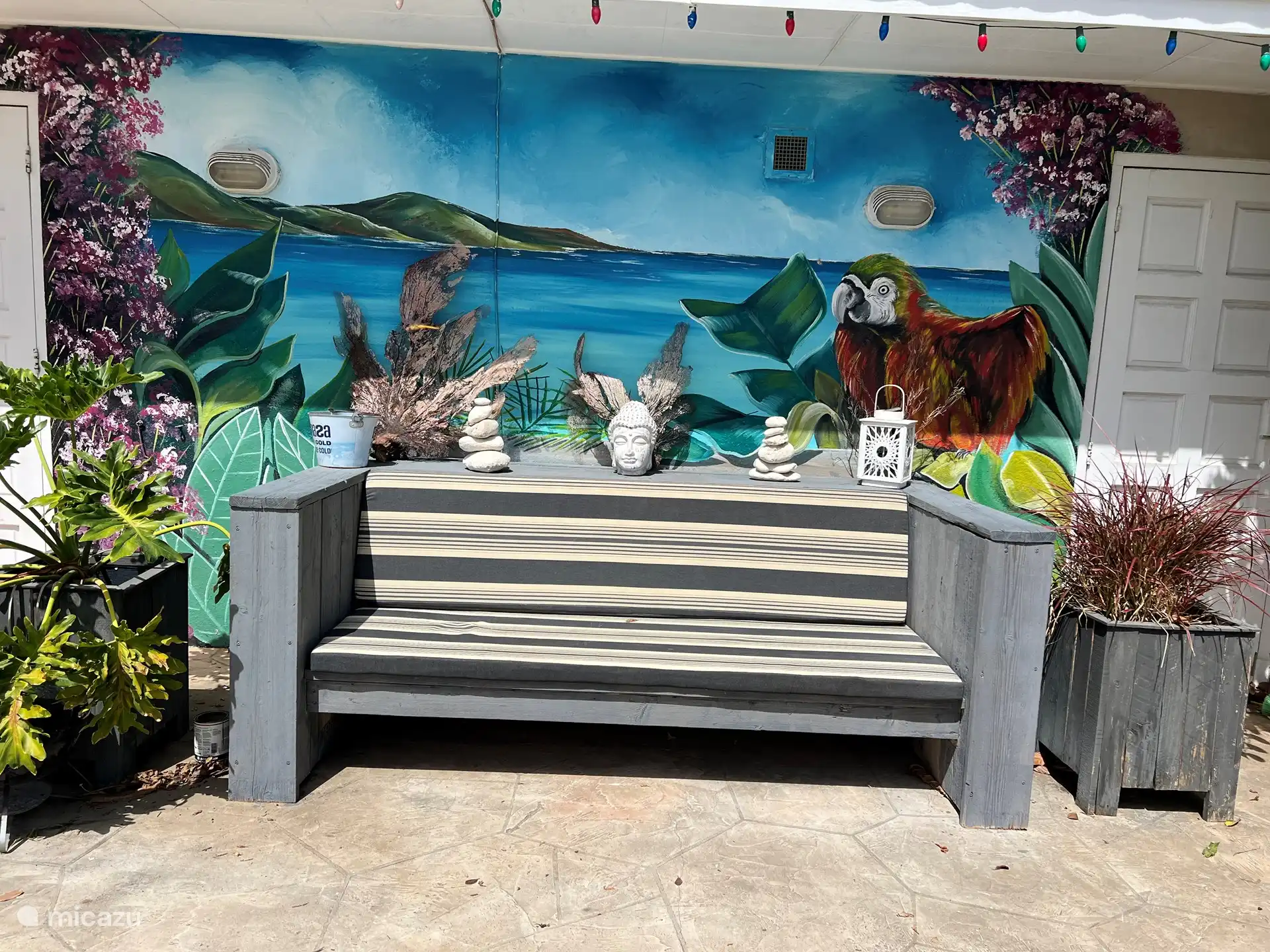 ¡Descansando junto a la piscina! Hay un montón de diferentes zonas de asientos