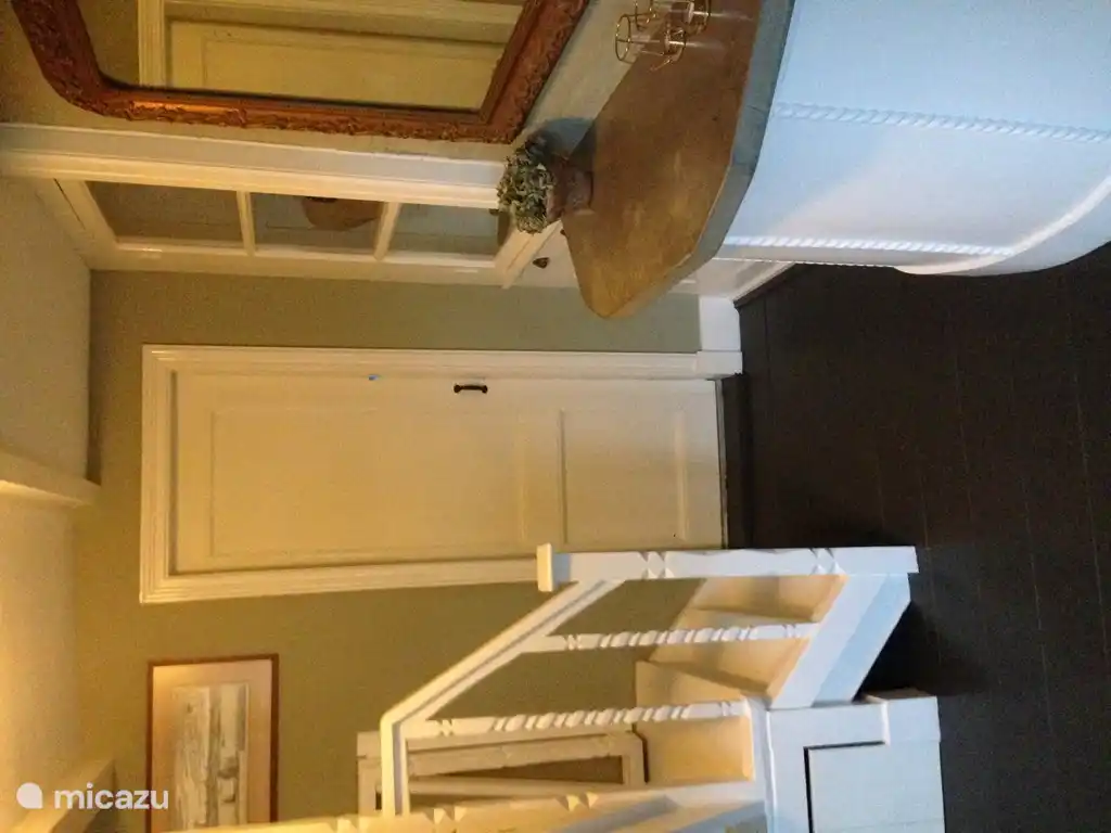 gang en trap naar boven en schuifdeur naar badkamer