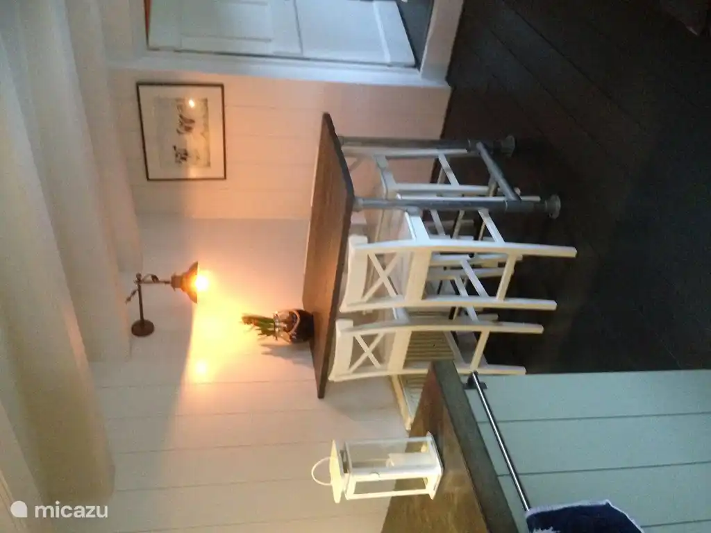 ruimte tussen keuken en gang, met gezellige bartafel