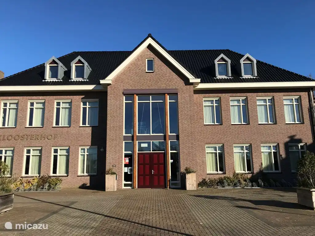 klooster naast de kerk