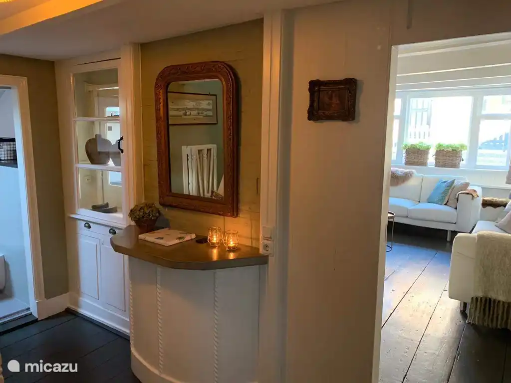 gang met doorkijk naar woonkamer