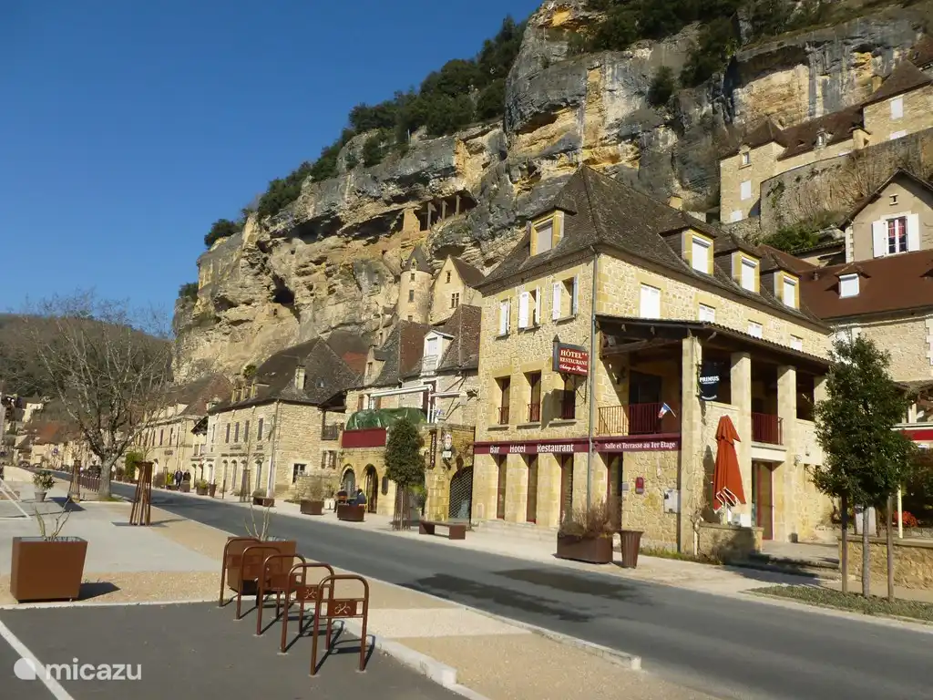 La Roque Cageac at 17 km