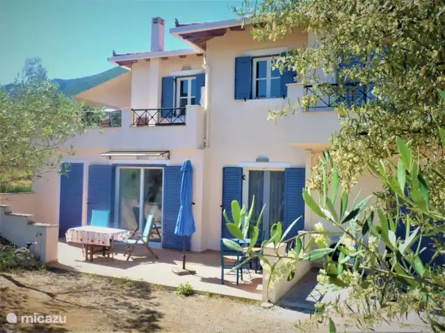 Grèce divine - App. Haut de page | Grèce, Péloponnèse, Archaia Epidavros - maison de vacances L'appartement du bas avec terrasse ombragée.