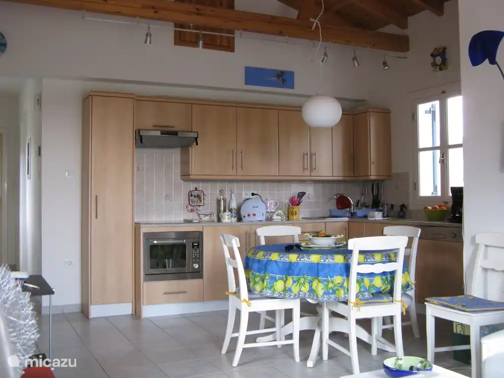 La cuisine moderne est entièrement équipée