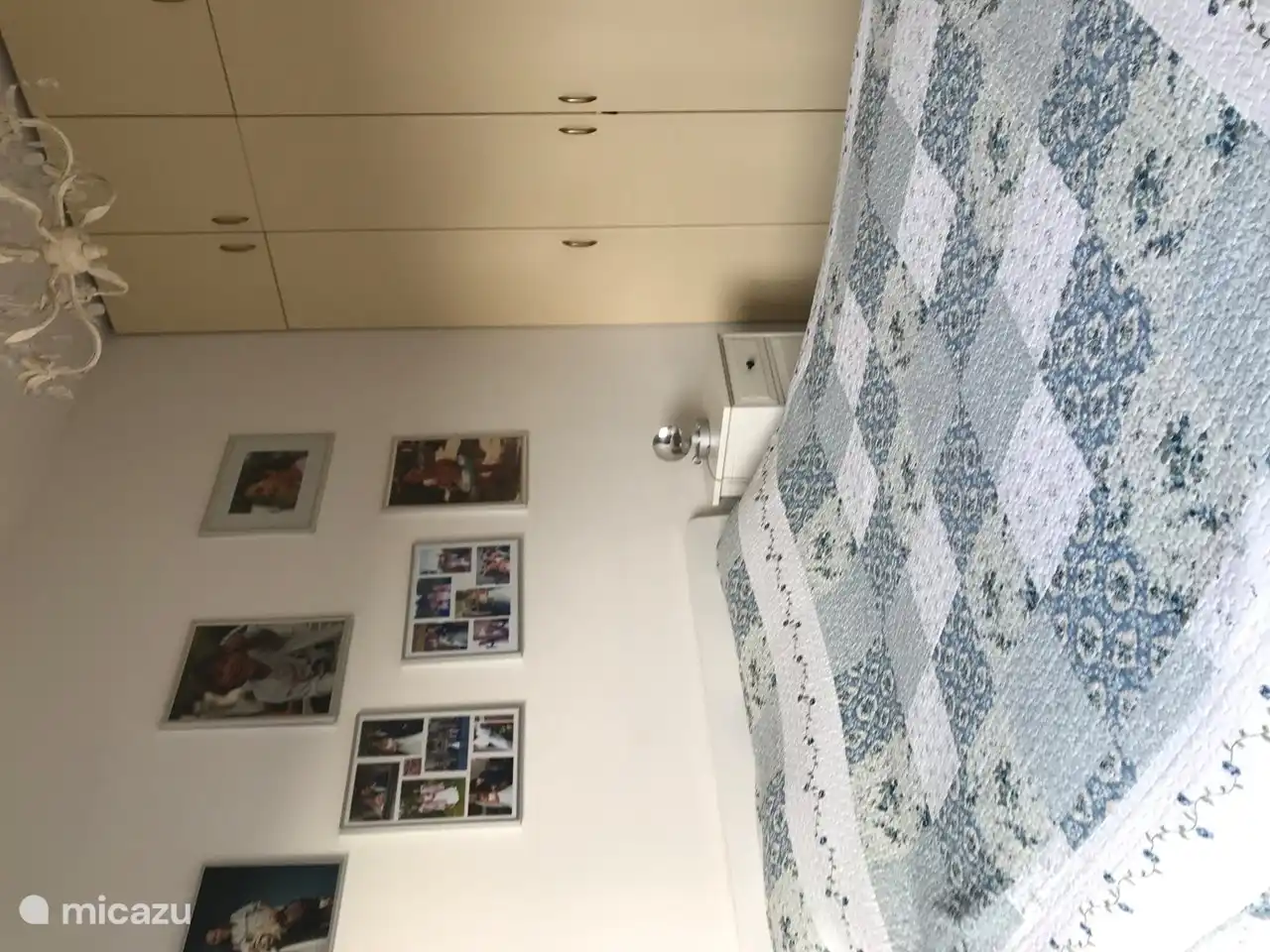 Chambre des maîtres avec lit double spacieux.