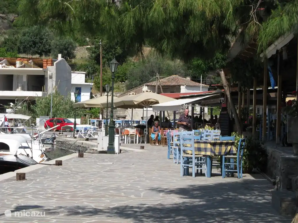port d'Epidaure où vous pourrez déguster un délicieux repas ou boire un verre dans l'un des nombreux restaurants.