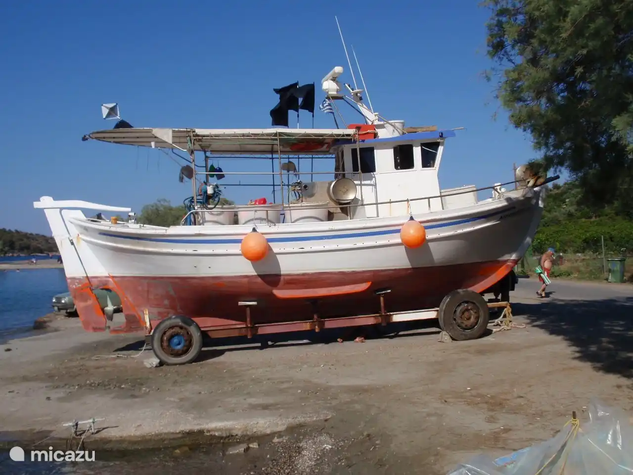 Bateau (kaiki) dans le quai du port d'Epidaure