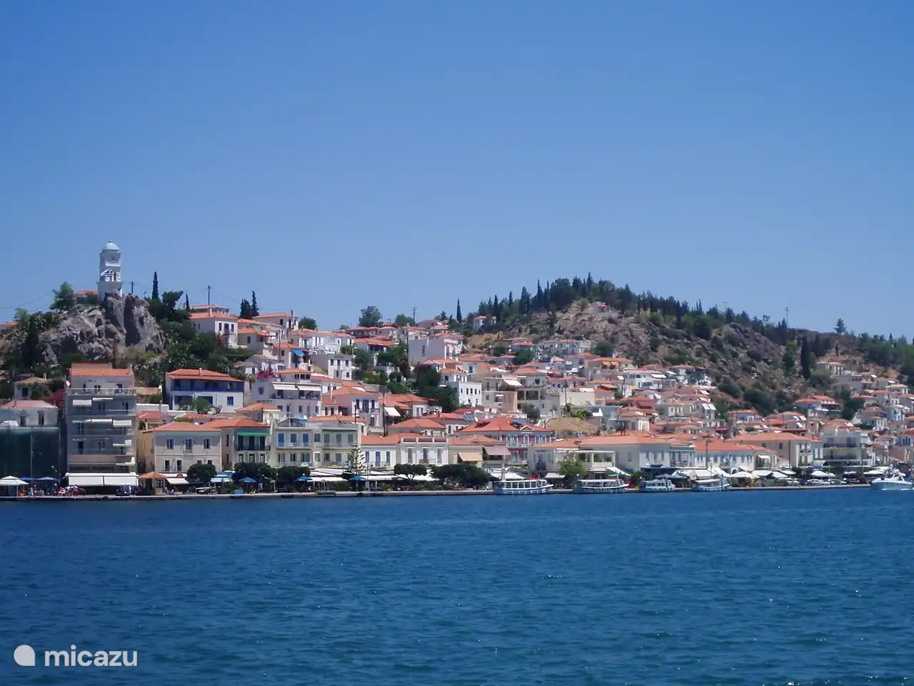 L'île de Poros, vue de Galatas. Vous pouvez vous y rendre en un rien de temps avec les petits bateaux ou le ferry. Une île agréable à explorer, avec de bons restaurants.