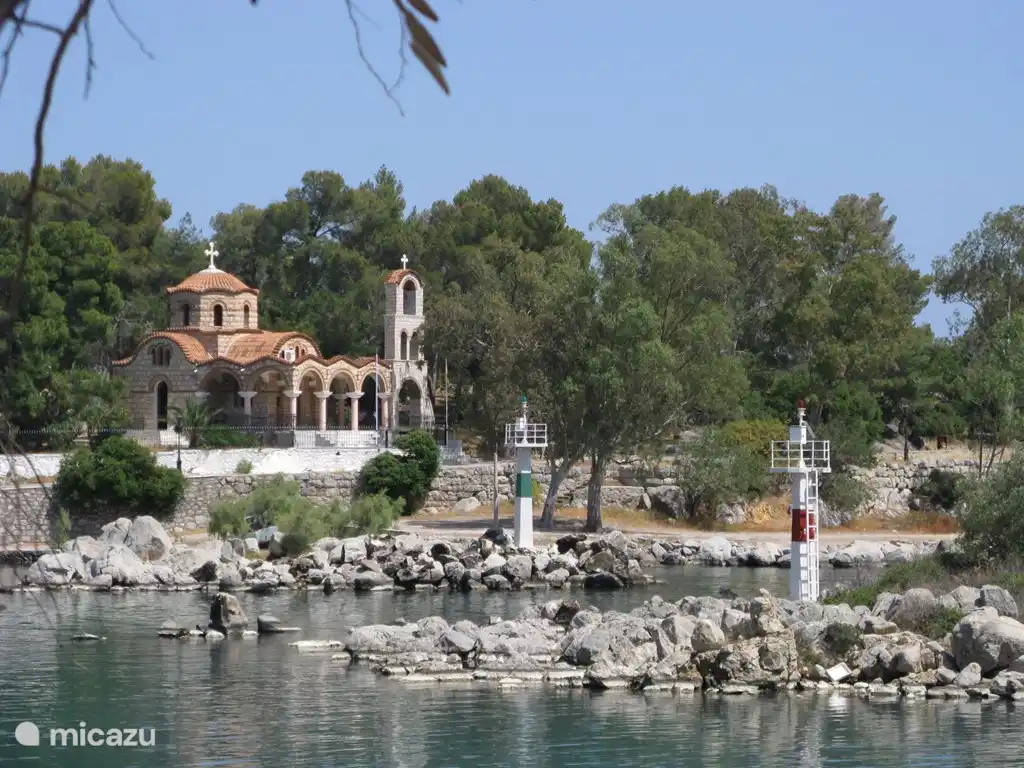 Église sur la baie de Methana. (Péninsule volcanique avec des sources de soufre et un volcan que vous pouvez escalader)