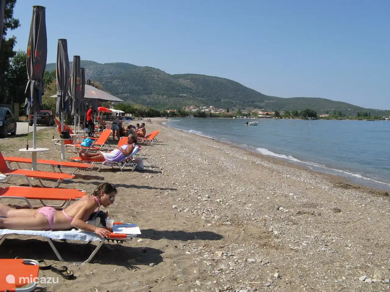 lits de plage à profusion sur la plage de Yalassi