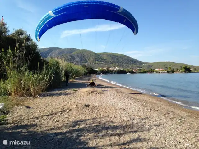 Grèce divine - App. Haut de page | Grèce, Péloponnèse, Archaia Epidavros - maison de vacances Les parapentes atterrissent sur la plage de Yalassi Bay.