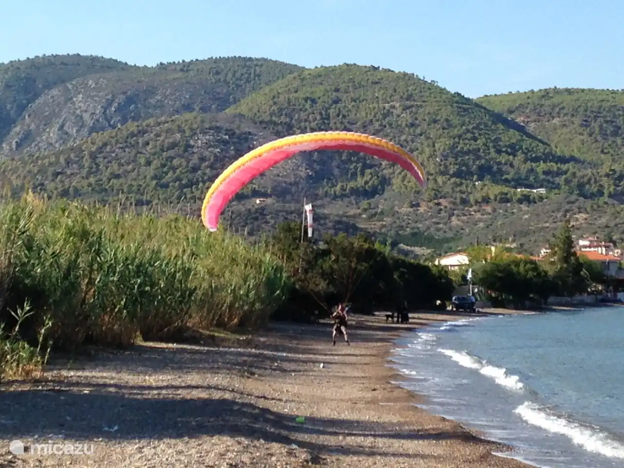 Les parapentes atterrissent sur la plage de Yialassi Bay. (à 5 minutes en voiture de la maison)