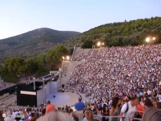 Grèce divine - App. Haut de page | Grèce, Péloponnèse, Archaia Epidavros - maison de vacances Aux mois de juin et juillet, le théâtre est encore plein de monde qui vient voir des tragédies grecques.
Le théâtre peut accueillir 14 000 spectateurs !