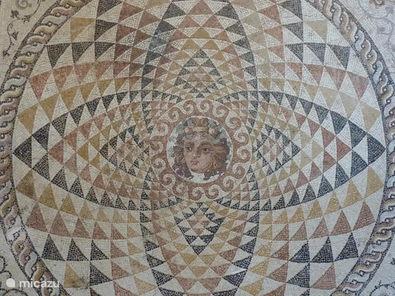 De belles mosaïques romaines peuvent être trouvées dans le musée d'Archea Korinthos