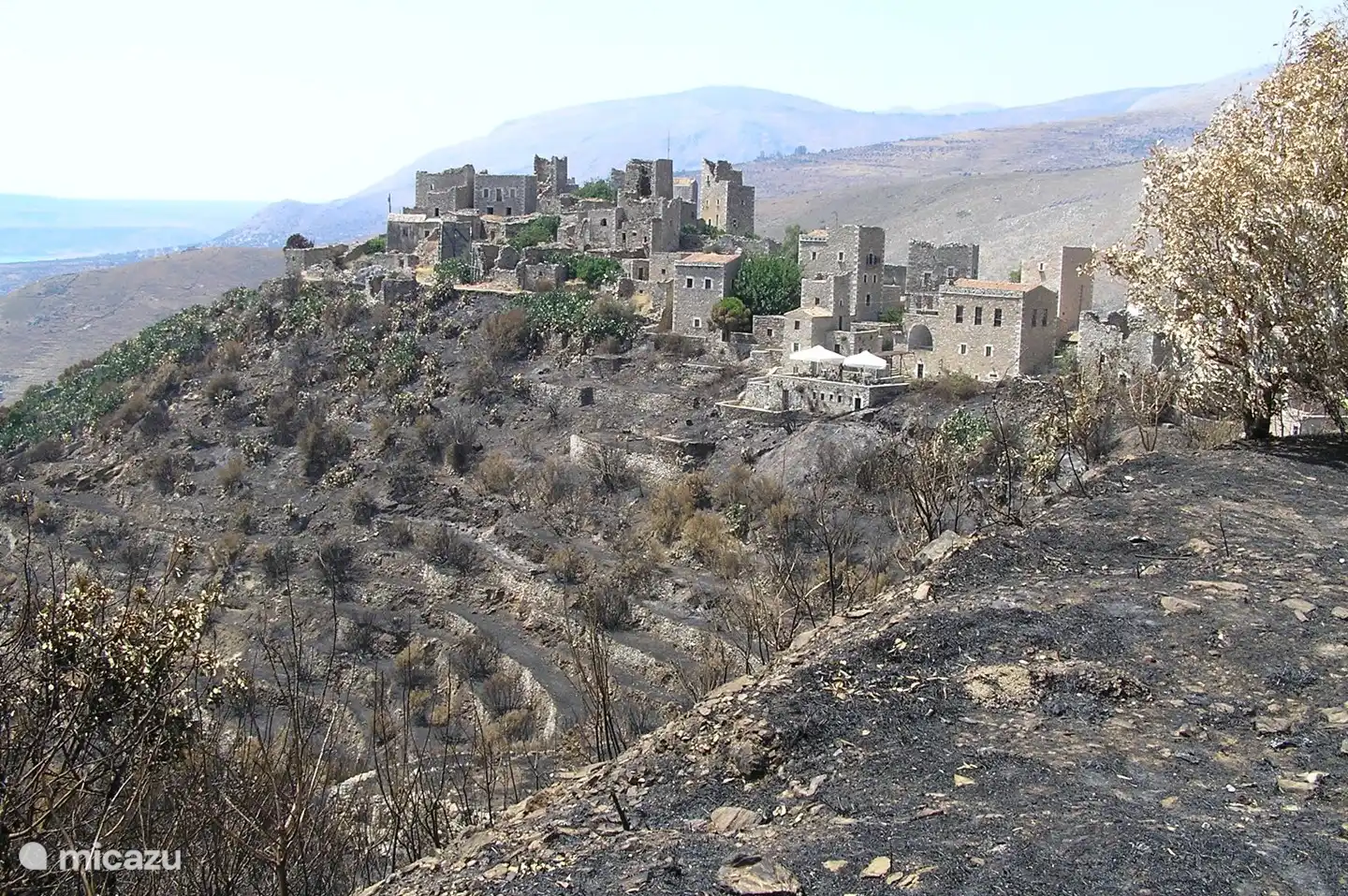 Mani. Le milieu des trois doigts du Péloponnèse. À la fois accidenté dans le paysage et la nature et en termes de culture. Au siècle dernier, la vendetta était encore une coutume courante ici.