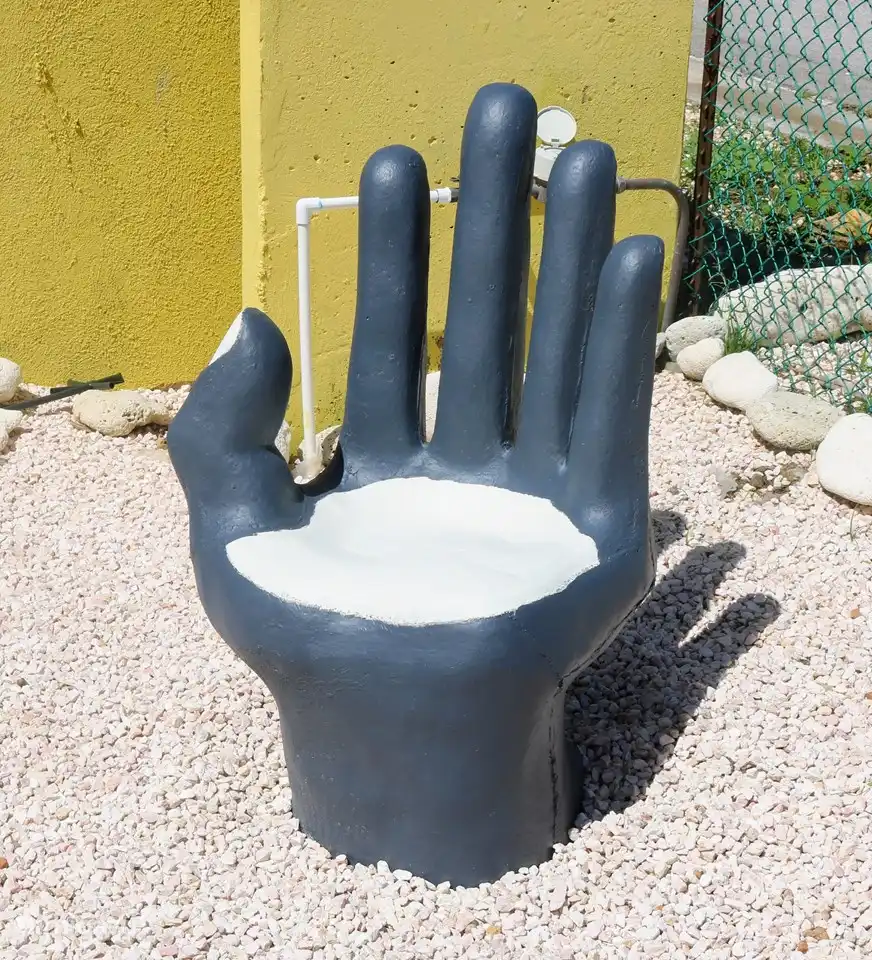 Hand / Stuhl im Vorgarten