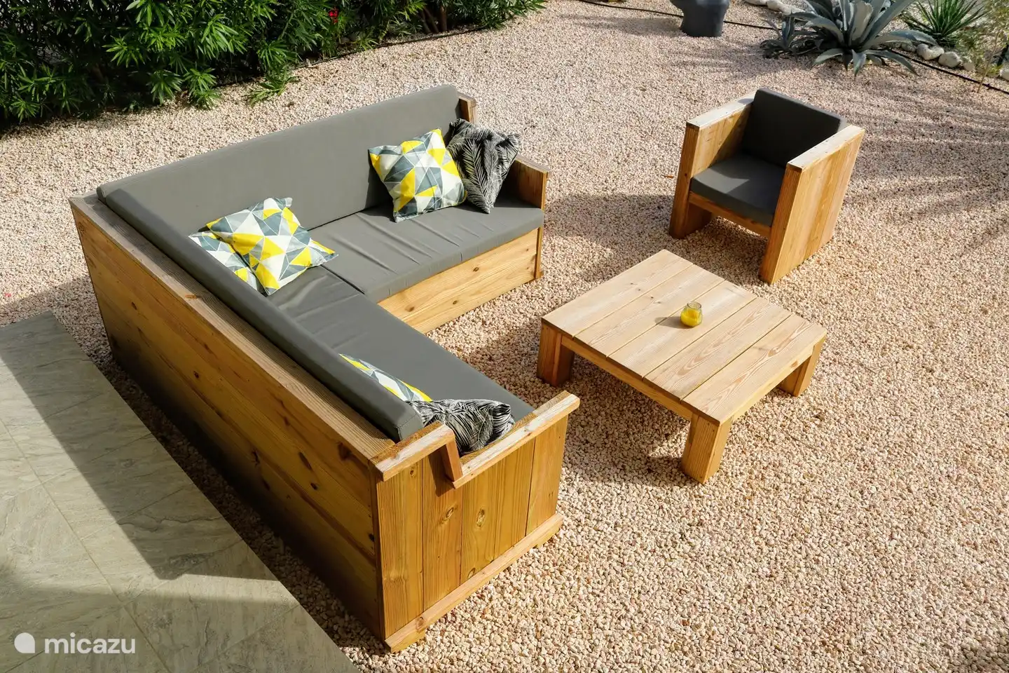 Lounge-Set im Vorgarten