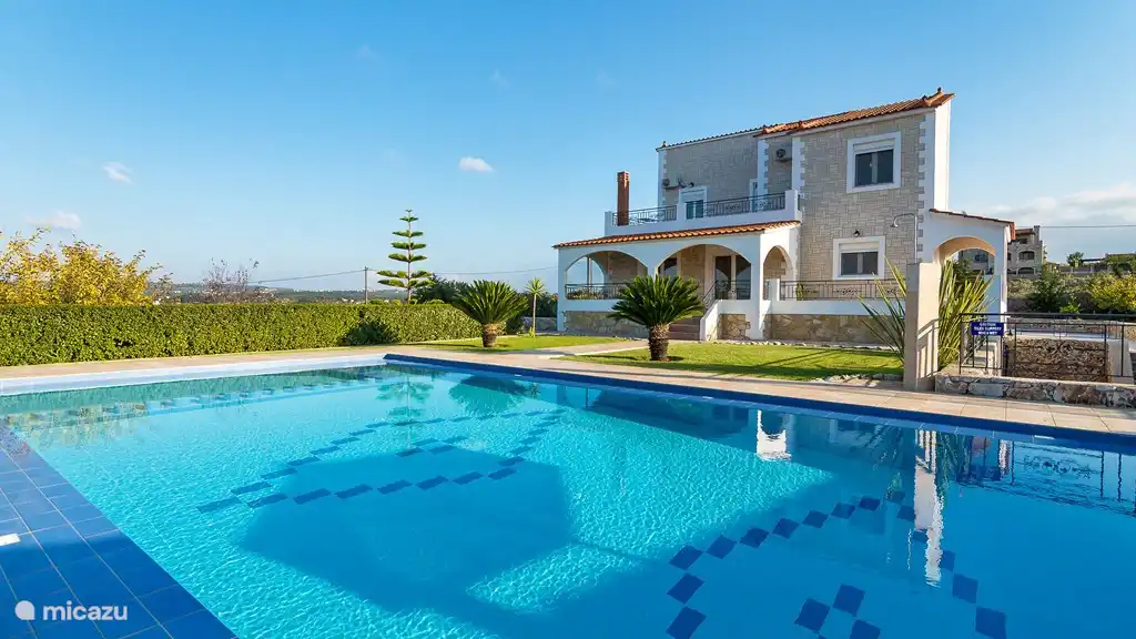 Rent Villa between Vamos and Kalives in Fyssaeri, Crete. Micazu