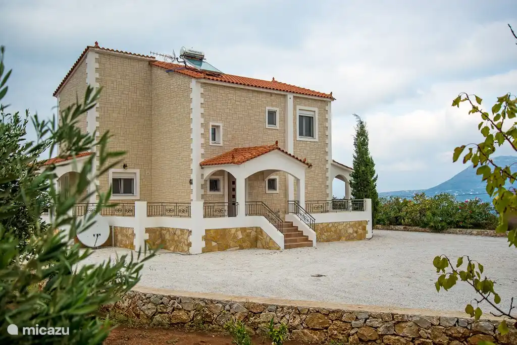 Rent Villa between Vamos and Kalives in Fyssaeri, Crete. Micazu