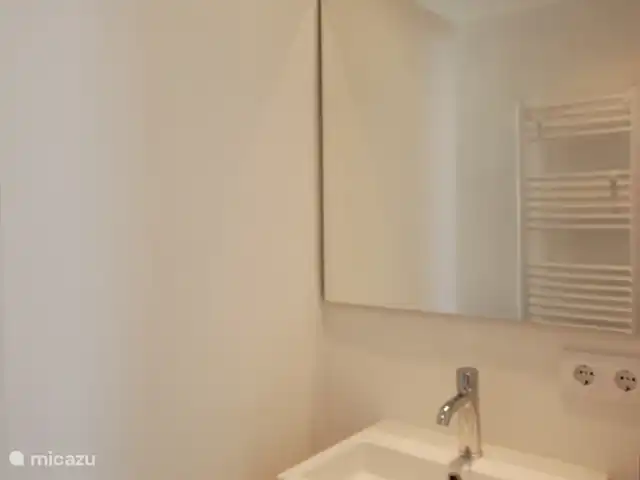 Maison de plage Villa Roca | Espagne, Valence, Cullera - villa salle de bain 1 douche et lavabo en bas et toilettes séparées
