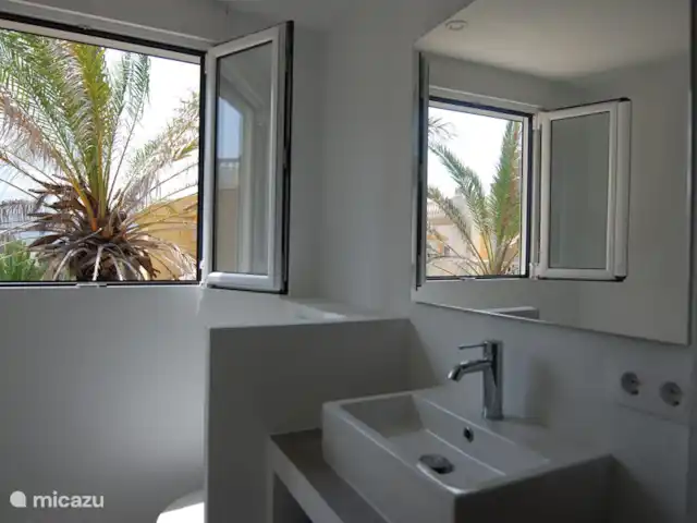 Maison de plage Villa Roca | Espagne, Valence, Cullera - villa salle de bain 2 à l'étage avec douche, baignoire, lavabo et toilette