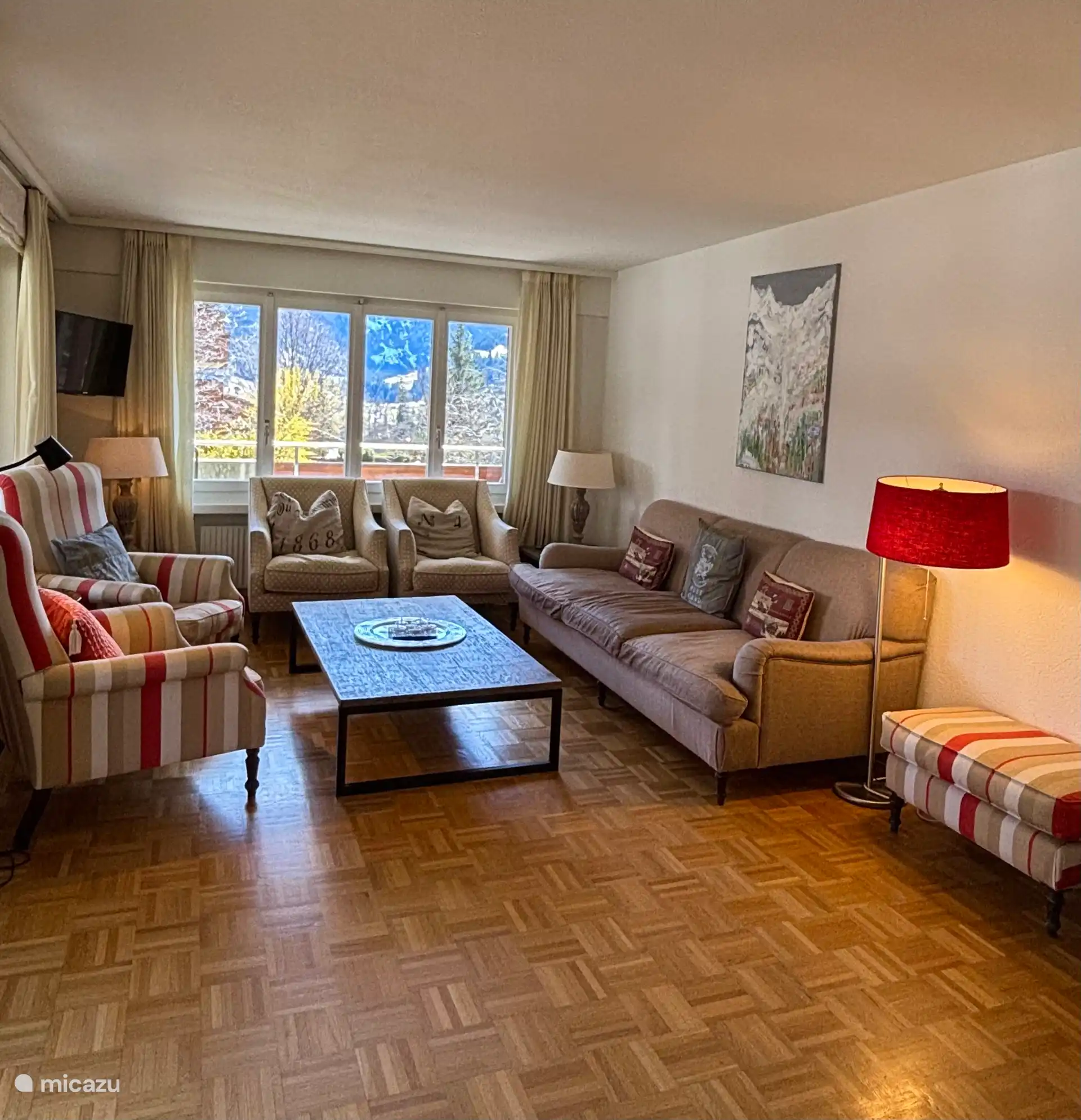 Salon à l’avant avec vue op.de Kuonisbärgli et l’Engstligenalp