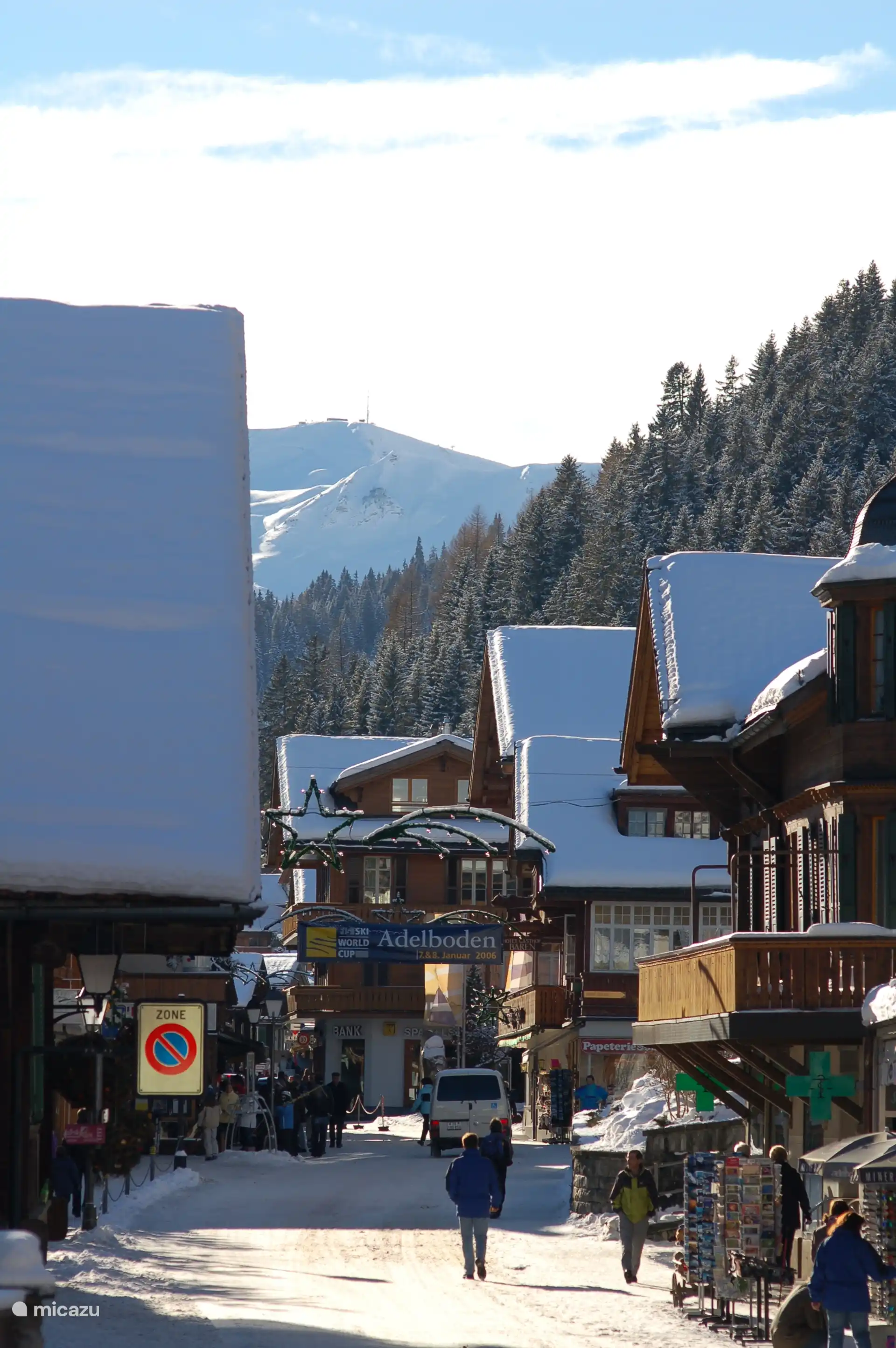 100 mètres à pied de la « Dorfstrasse » avec ses boutiques, restaurants et bars