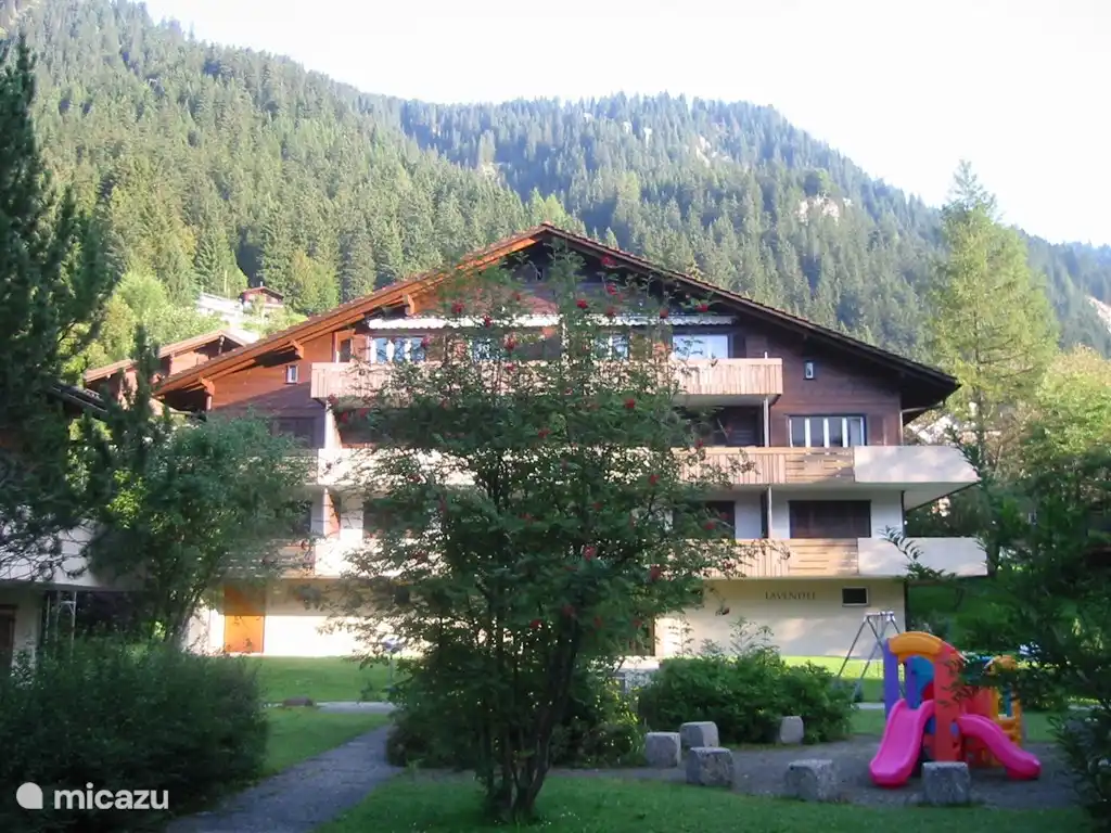 Vue de face Chalet Lavendel avec appartement au 1er étage sur la droite.
Lavendel est situé à 60 mètres de l’ascenseur et à moins de 100 mètres de la Dorfstrasse, vraiment dans le centre d’Adelboden, mais sur une route calme (pas traversante)