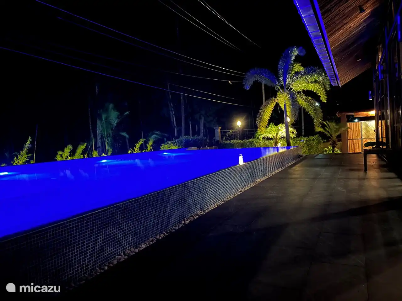 Mehrfarbiger Pool bei Nacht