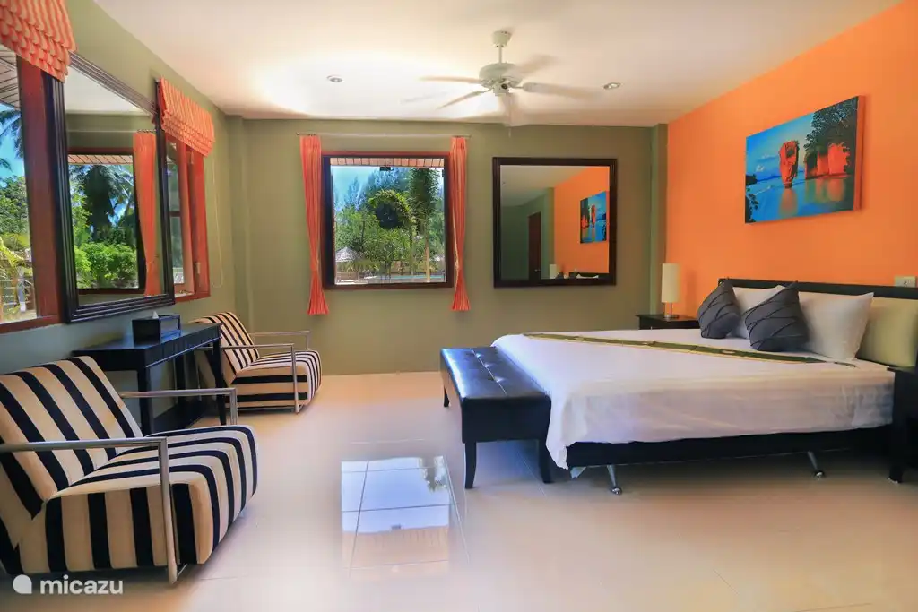 Schlafzimmer mit Blick auf den Pool