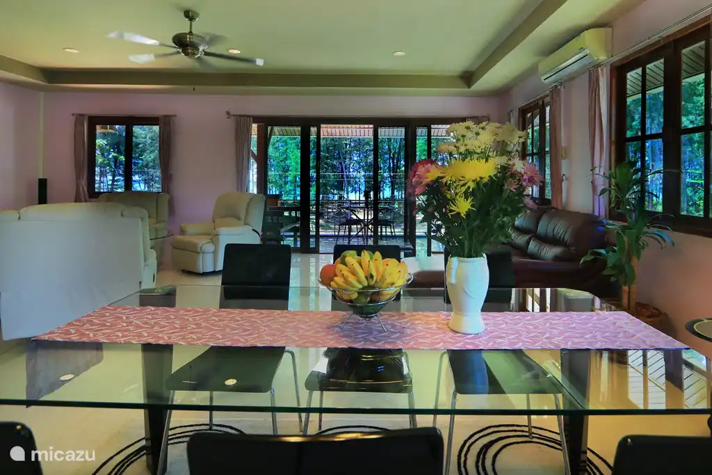 Offenes Wohn- und Esszimmer