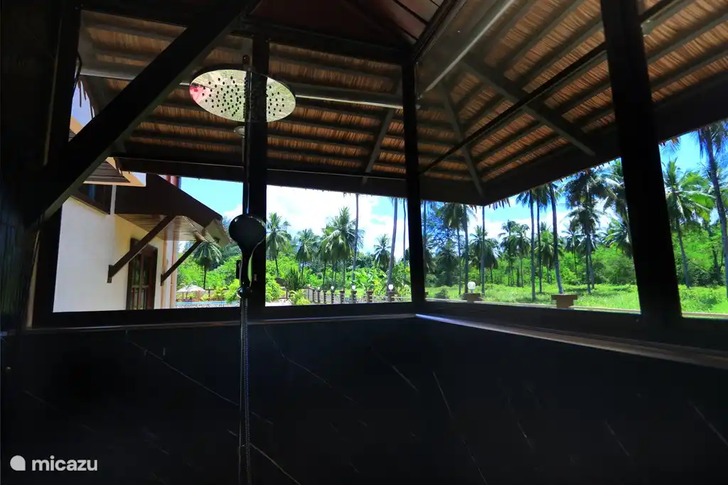 Halboffenes Badezimmer