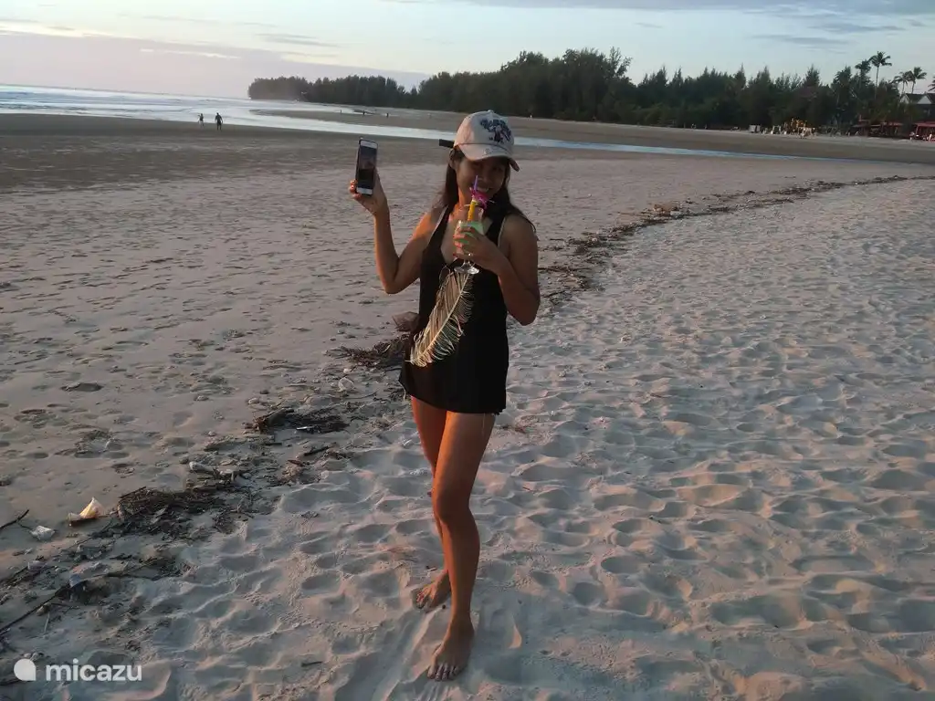Sonnenuntergang am Memories Beach, zu Fuß vom Cape Pakarang entfernt, Strand Club und Surfschule.