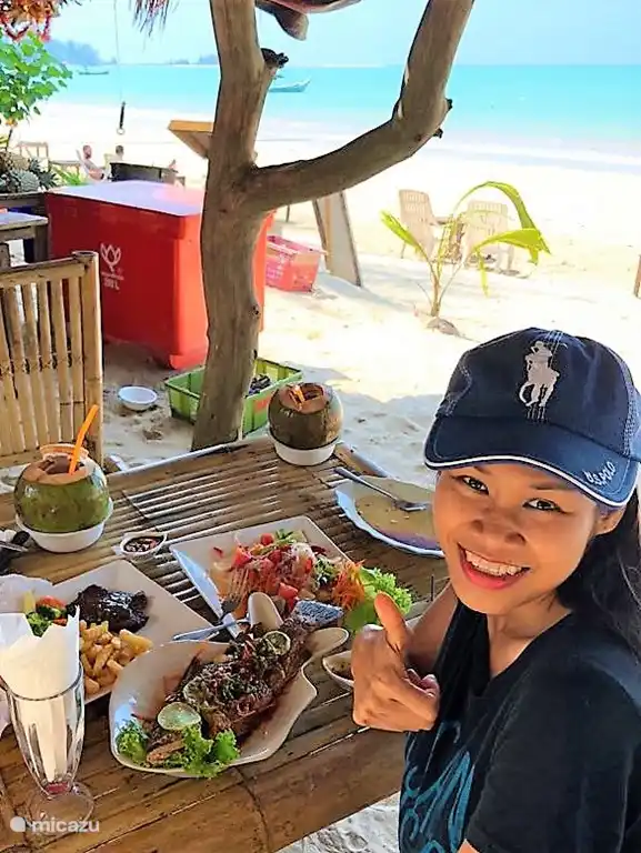 Schöne Strand Restaurants mit köstlichen lokalen Gerichten zu Fuß erreichbar.