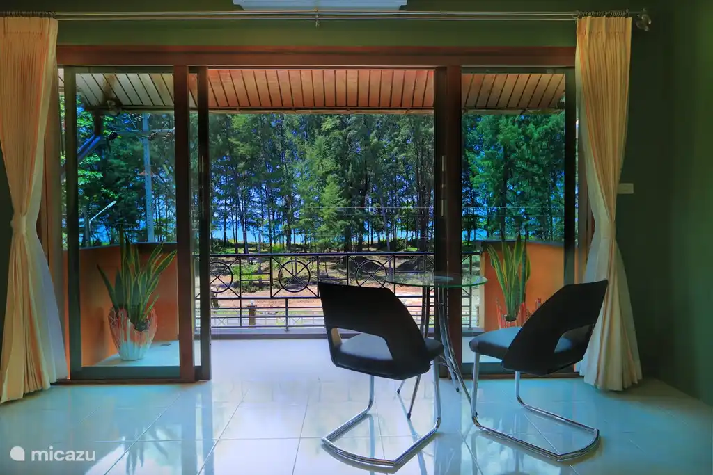 Meerblick durch den Wald